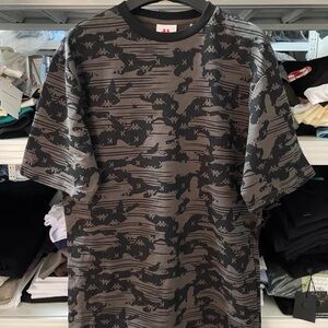 Kappa Men's Gray and Black Patterned Tee